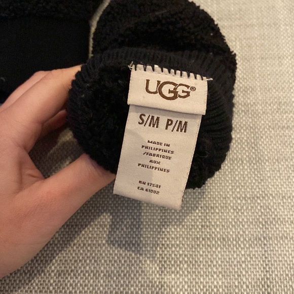 UGG scarf and mitten set - Picture 4 of 4
